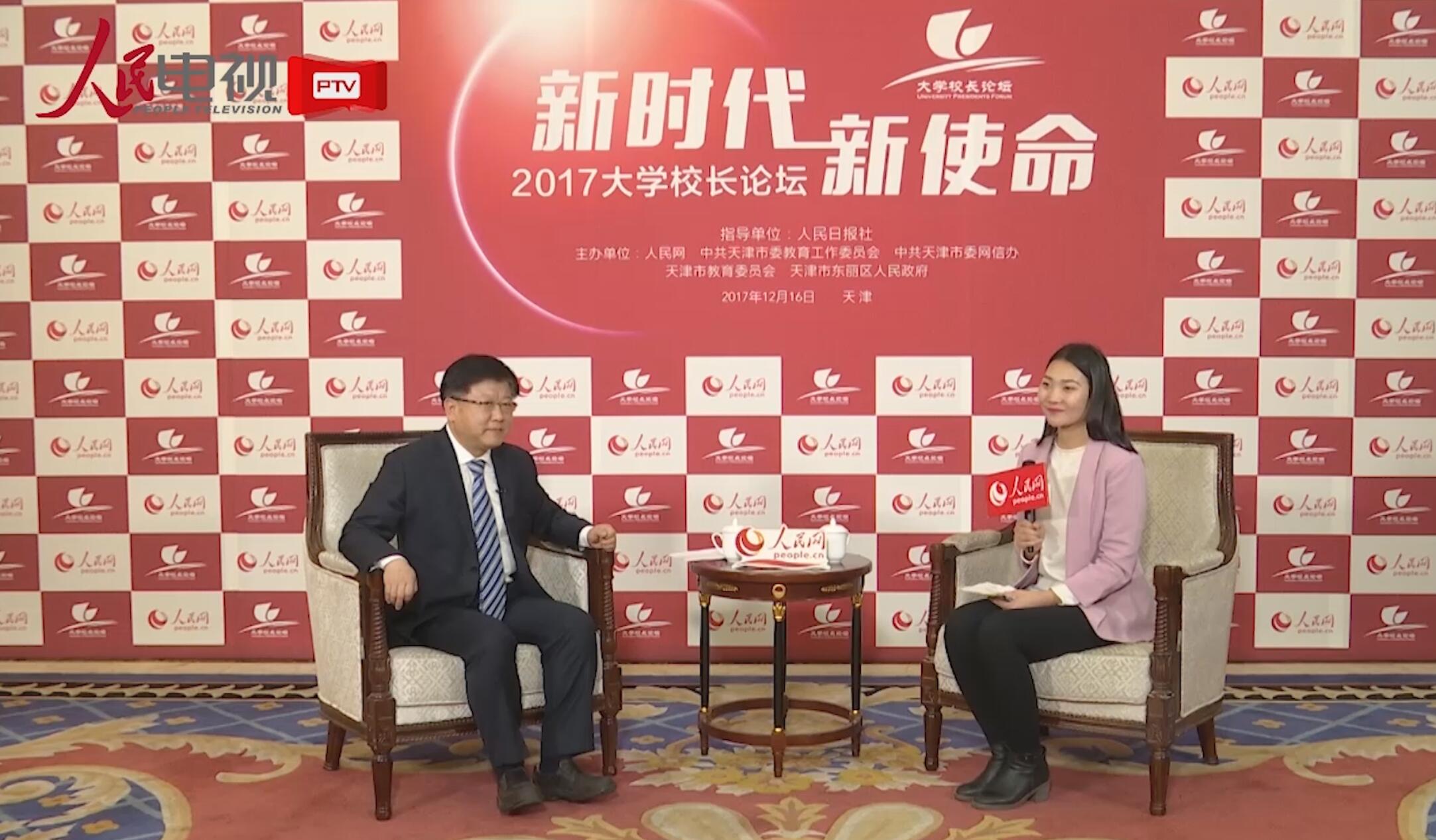 ��Ƶ���ŵ�353�ڣ�У��ί�������Ԫ��ϯ��������ѧУ����̳